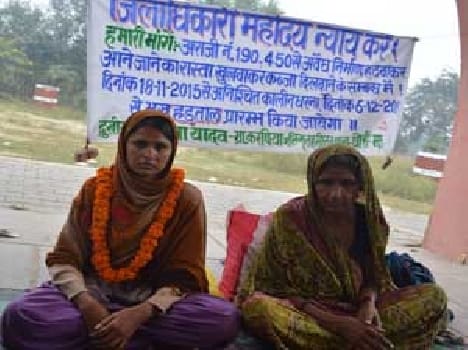 Mother daughter on protest